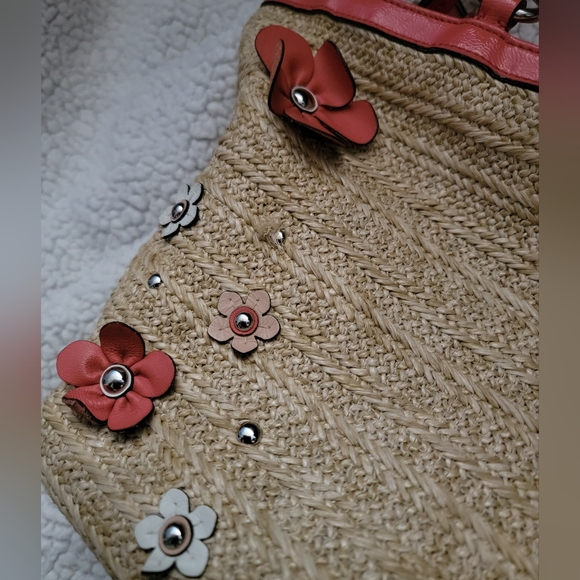Coach straw floral shoulder bag. Excellent condition Flower applique tote. - Picture 7 of 11